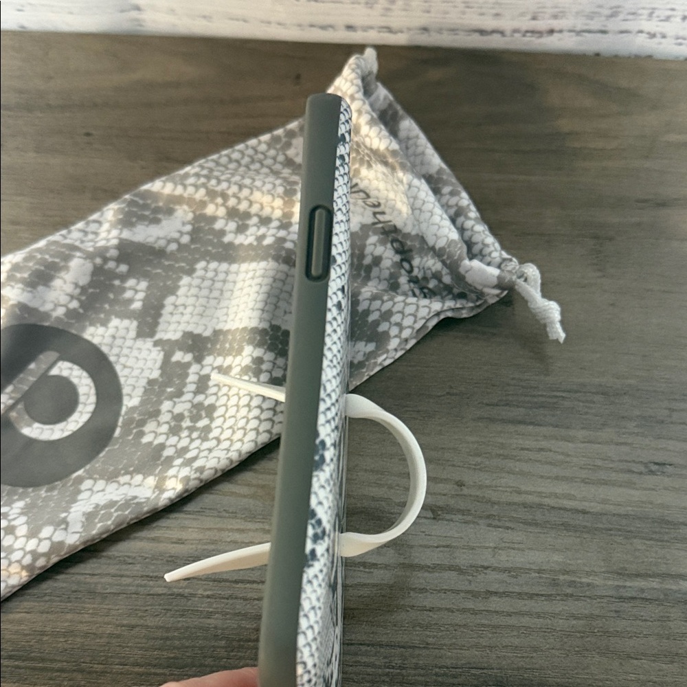 Loopy iPhone 11Pro Snake Pattern Phone Cover - Picture 3 of 4